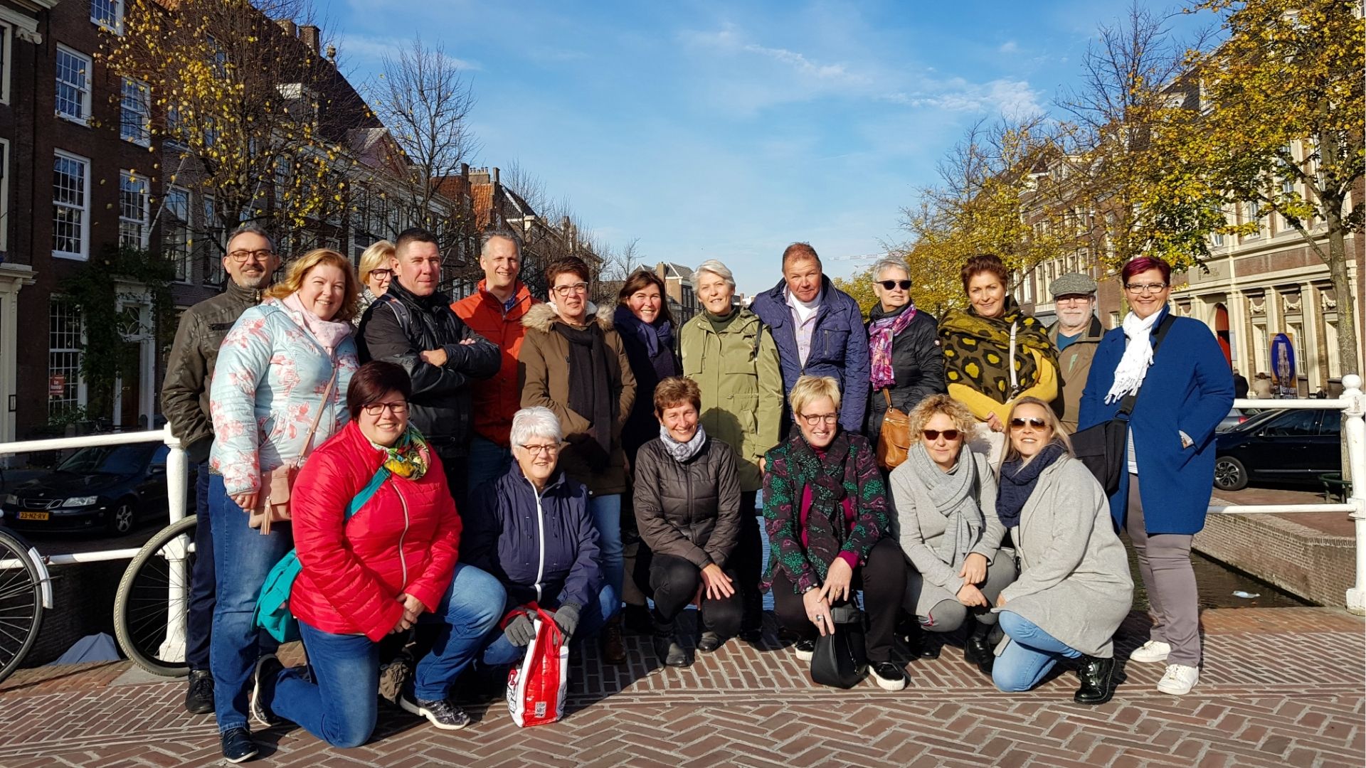 Groepsfoto tijdens een stadswandeling in Leiden